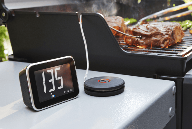Weber smarte temperaturf&oslash;lere som overv&aring;ker temperaturen p&aring; kj&oslash;ttet p&aring; en Weber-grill