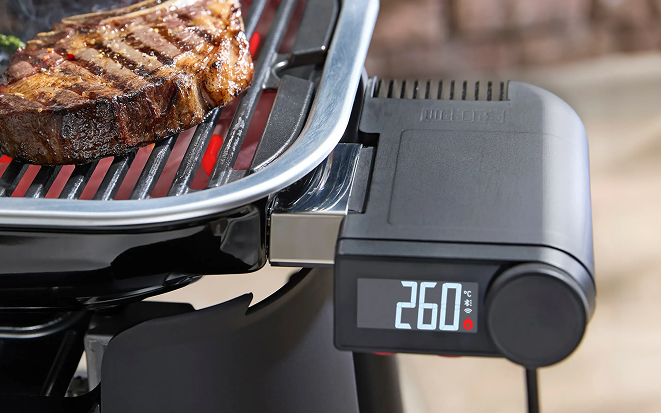 Fleisch auf einem Weber Lumin Grill mit digitaler Temperaturanzeige
