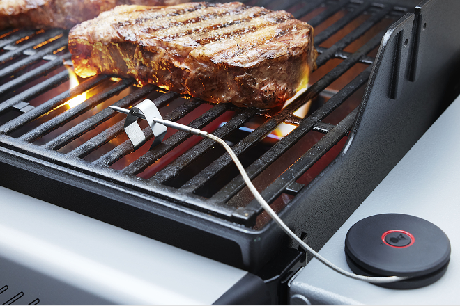 Biff som grilles p&aring; en grill med Weber smart temperaturf&oslash;ler og ristsensor for overv&aring;king av temperaturen.