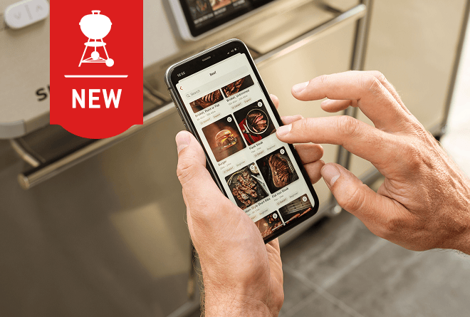 Eine Person verwendet die Weber Connect App auf einem Smartphone, um eine Verbindung zu ihrem Weber Summit Gasgrill herzustellen