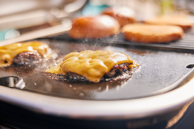 Cheeseburger auf einem Weber Lumin Grill mit Plancha-Einsatz