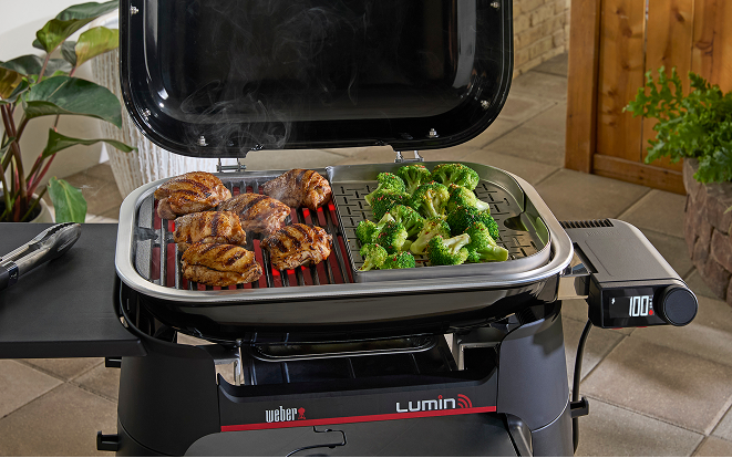 Gegrilltes Fleisch und ged&auml;mpfter Brokkoli auf einem Weber Lumin Elektrogrill mit digitaler Temperaturanzeige