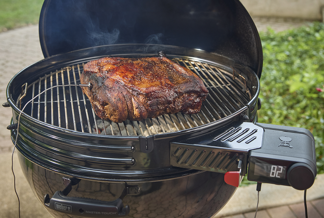 Weber-kulegrill med smartring for kulegrill montert ved tilberedning av kj&oslash;tt