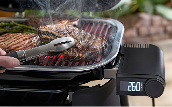 Steaks auf einem Weber Lumin Grill mit digitaler Temperaturanzeige