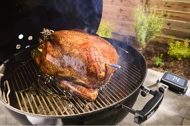 Weber smarte tr&aring;dl&oslash;se temperaturf&oslash;lere satt inn i en hel kylling for overv&aring;king av temperaturen p&aring; kj&oslash;ttet som tilberedes p&aring; en grill
