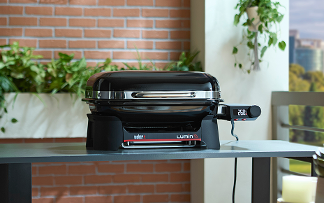 Ein Lumin Smart Elektrogrill auf einem Gartentisch