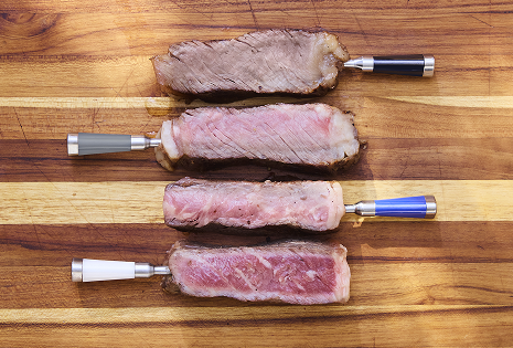 Fire biffer p&aring; en kj&oslash;kkenbenk med Weber tr&aring;dl&oslash;se temperaturf&oslash;lere satt inn