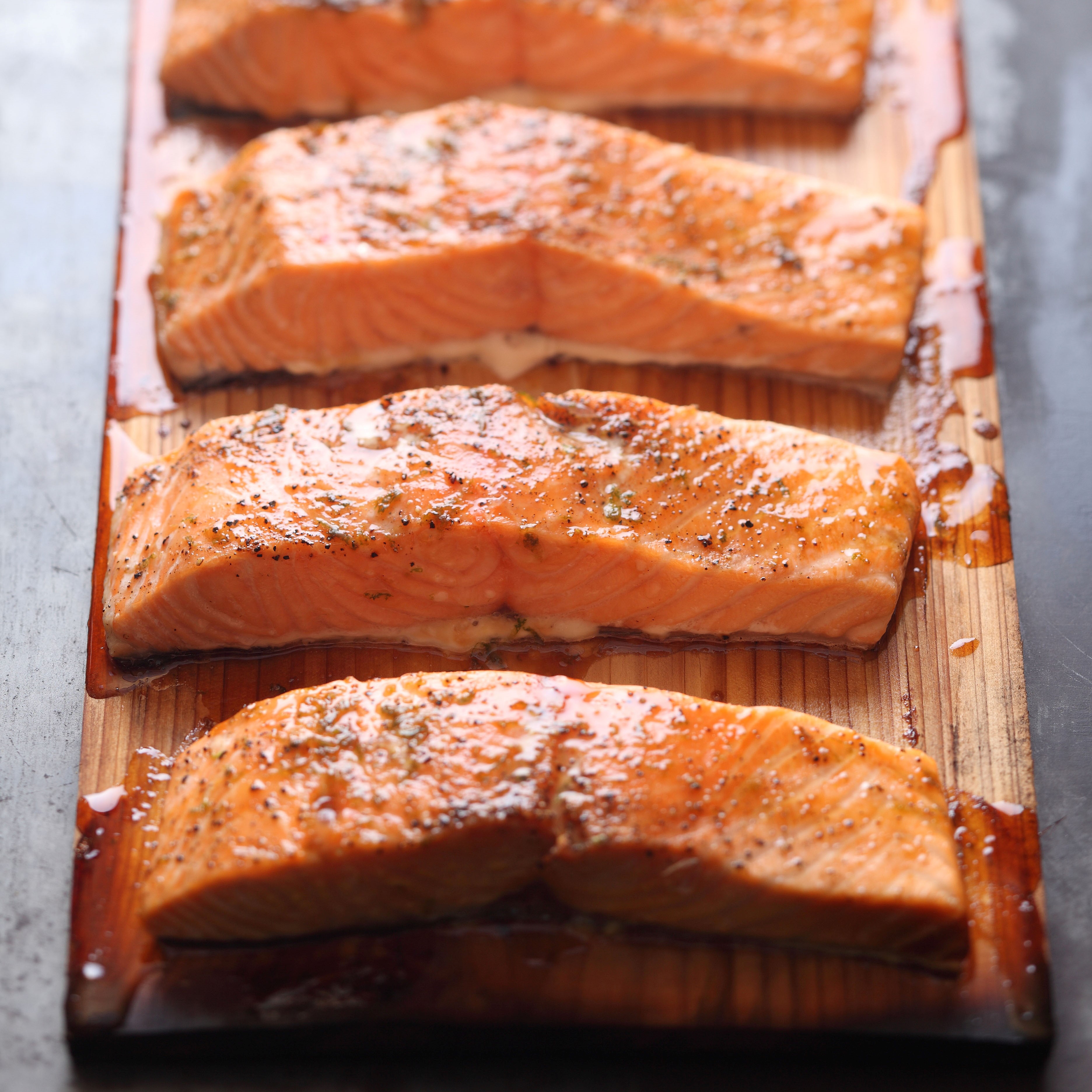Lachs auf zedernholzbrett gasgrill – Kleinster mobiler Gasgrill.