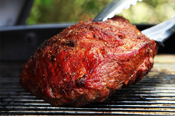 Erleben Sie die Atmosphäre und den Geruch von glühenden Brikkets und erlernen Sie die Kunst des Holzkohlegrillens Erleben Sie die Atmosphäre und den Geruch von glühenden Brikkets und erlernen Sie die Kunst des Holzkohlegrillens