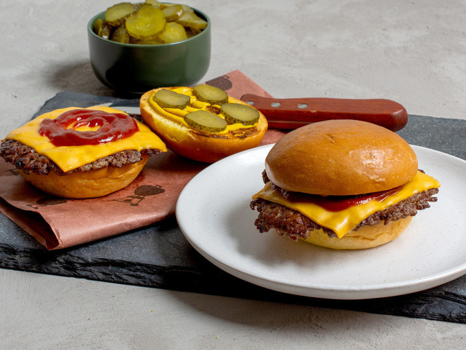  Classic Smashed Cheeseburgers


