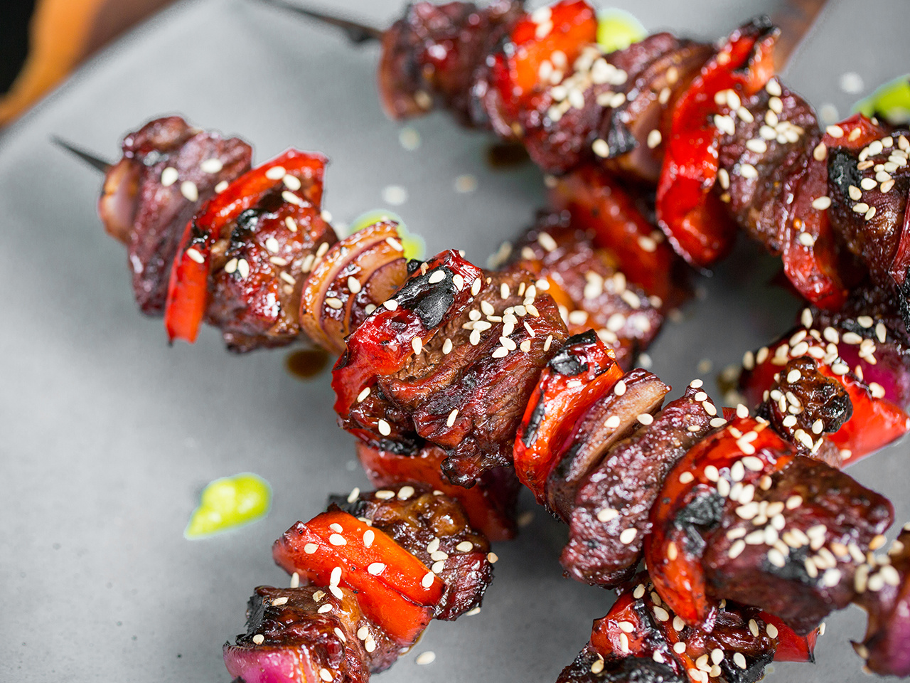  JAP&Oacute;N - Brocheta de Short Rib con Salsa Estilo Teriyaki

