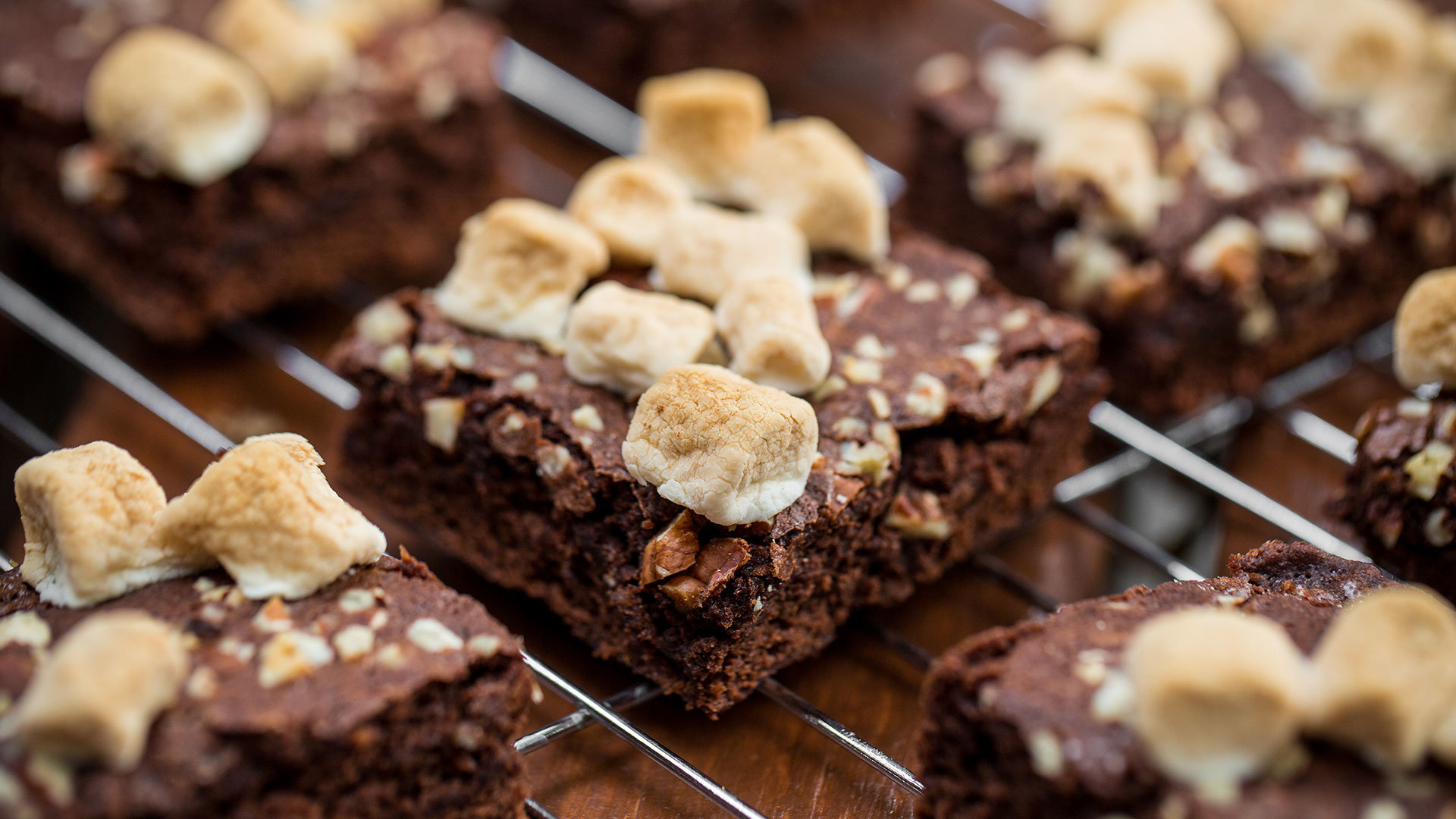  Brownie con Cerveza, Tocino y Bombones