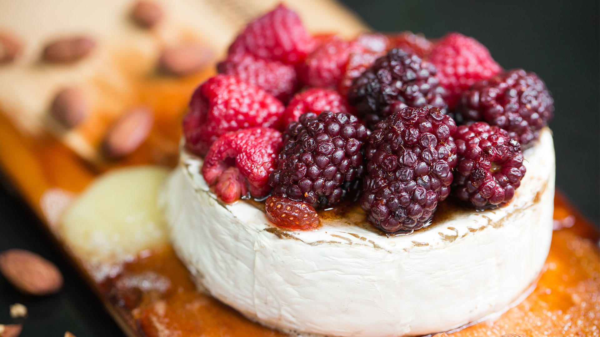  Queso Brie con Mermelada de Frutos Rojos