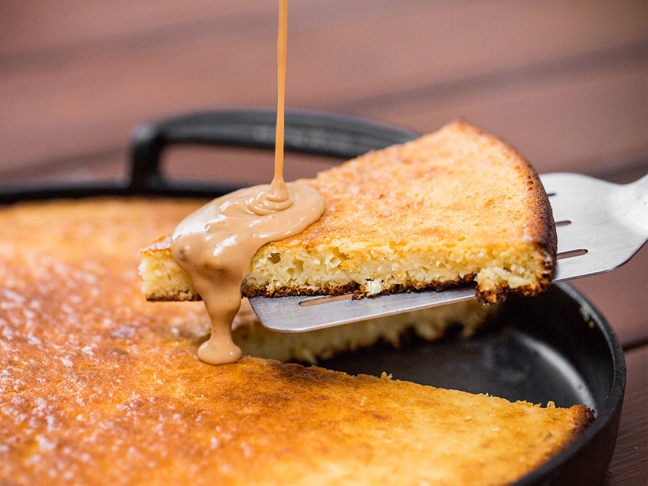  Pan de Elote con Salsa de Glorias