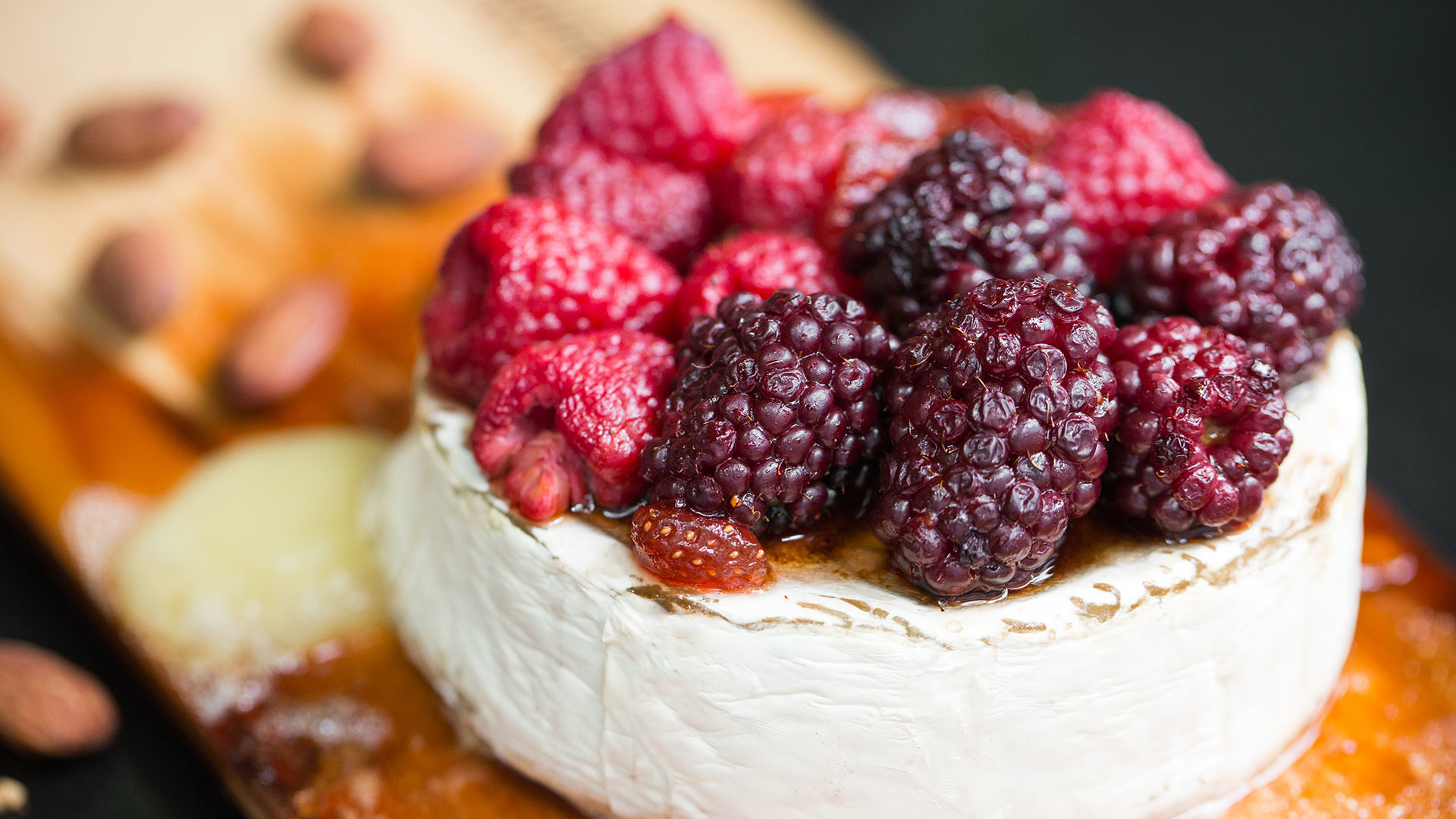  Queso Brie con Mermelada de Frutos Rojos