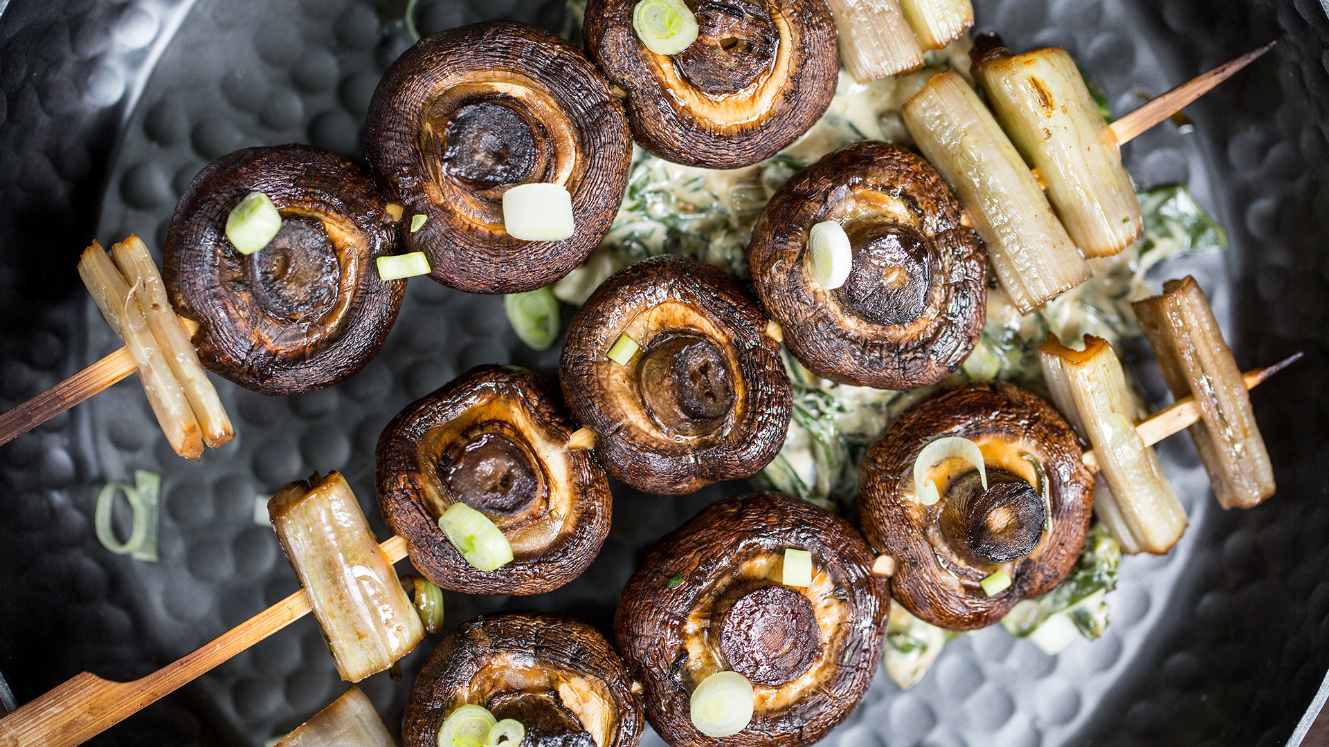  Brochetas de Cremini con Dip de Acelgas Asadas


