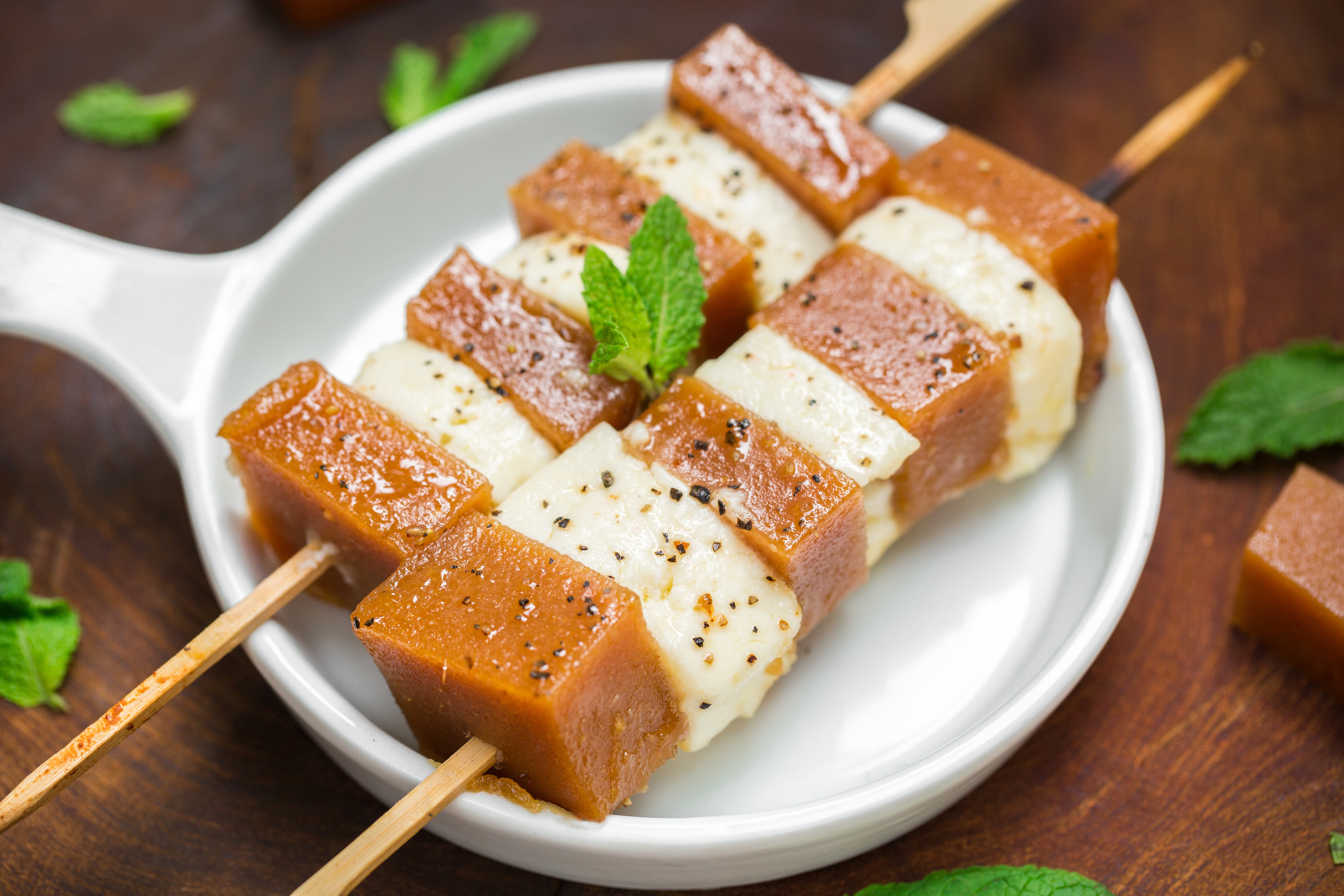  Brocheta de Queso Tropical