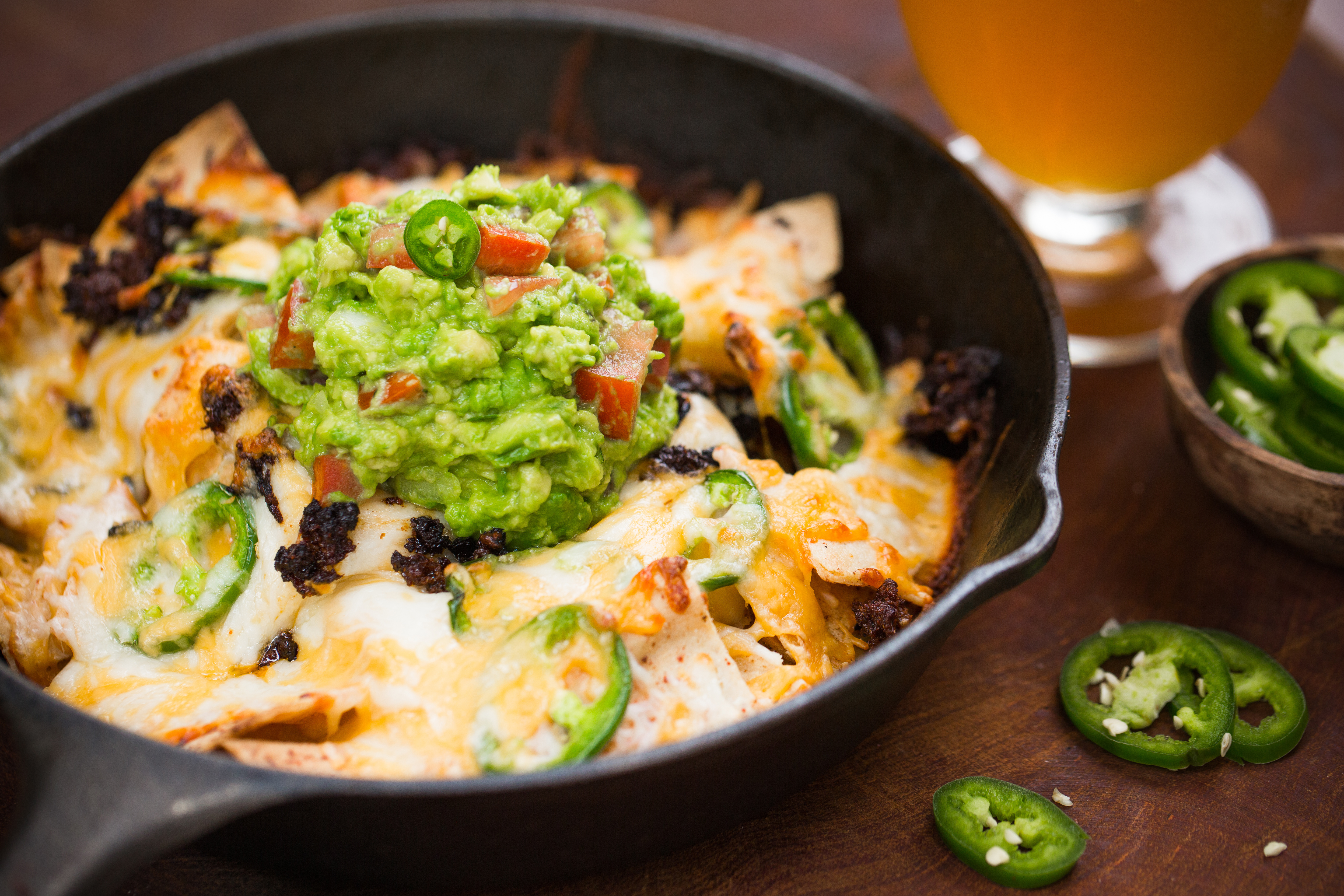  Nachos de Chorizo con Guacamole

