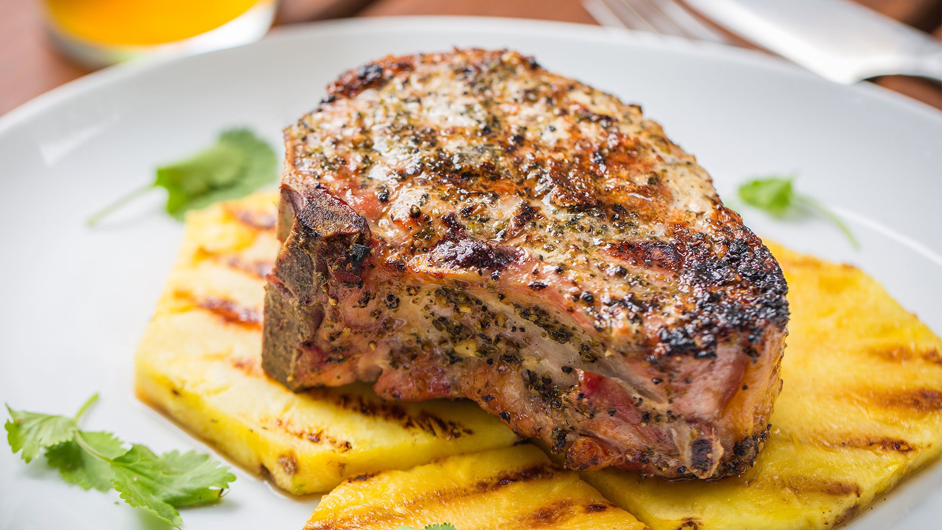  Tomahawk de Cerdo con Pi&ntilde;a a la Parrilla


