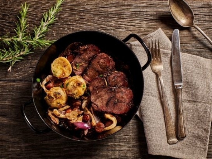  Geschmorte Wildschweinschulter mit Dinkelgrie&szlig;kn&ouml;del

