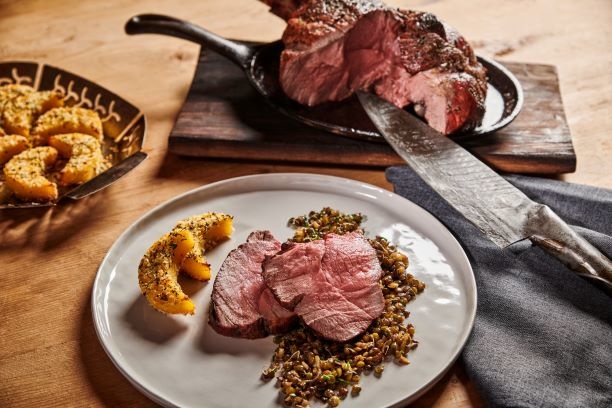  Ganzer Rehschl&ouml;gel mit Balsamicolinsen und gegrillter Rosmarinpolenta

