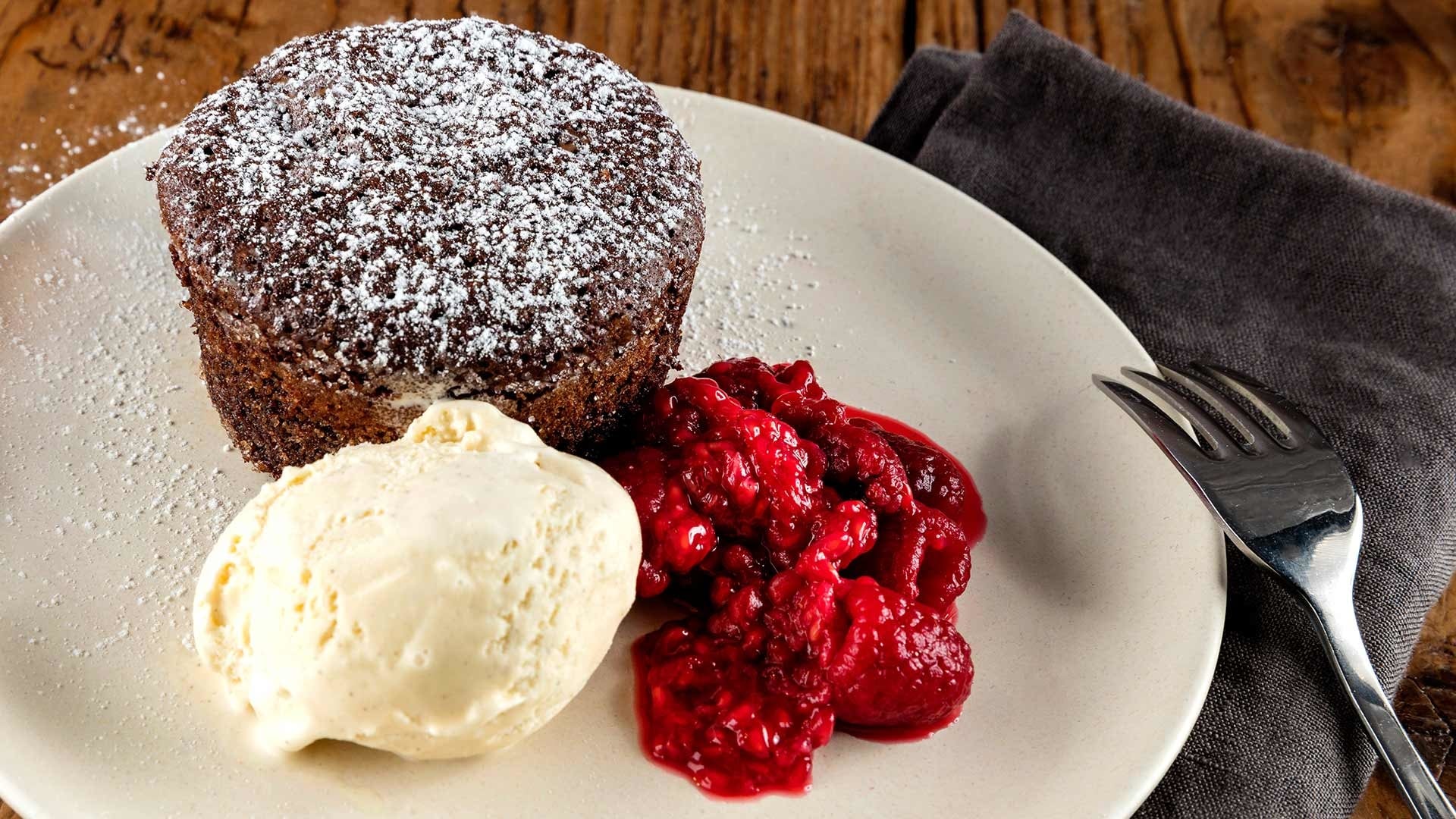  Chocolate Cake mit flambierten Beeren und Sauerrahmreis

