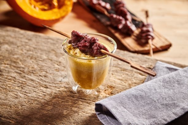  K&uuml;rbissuppe mit ger&auml;ucherten Hirschspie&szlig;en

