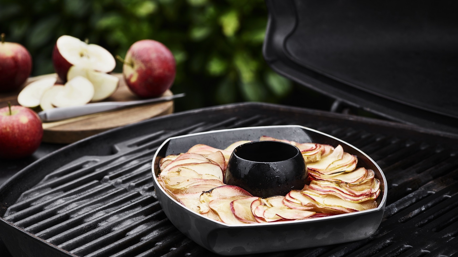  G&acirc;teau aux pommes, sauce &agrave; la vanille glace &agrave; la vanille
