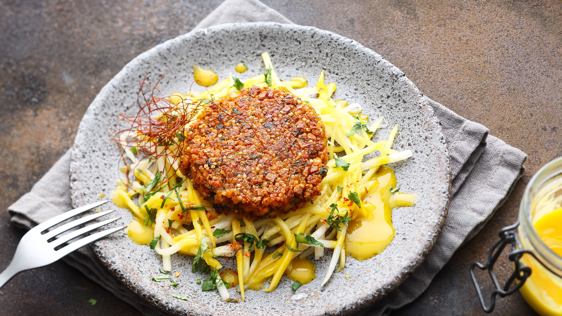  Quinoa-R&auml;uchertofu-Burger an Mango-Rettich-Salat mit Oliven&ouml;l


