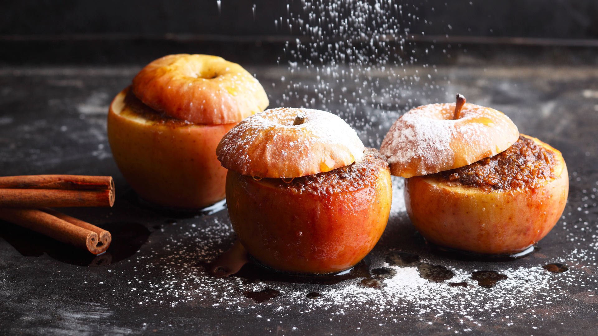   Bratapfel mit Pfiff &ndash; gegrillt mit einer F&uuml;llung aus Schokolade, Knusperflakes, Chili, Haseln&uuml;ssen und Calvados und mit einer wei&szlig;en Zimt-Schokoladensauce serviert