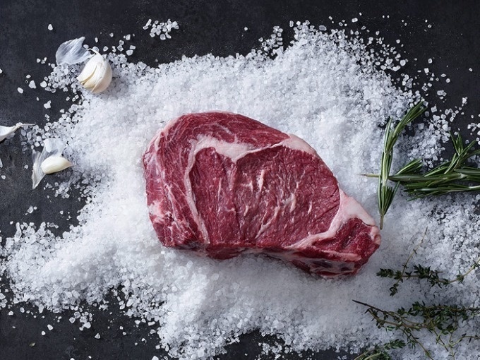 Schweinenacken vom Duroc-Schwein, an gegrillter Zwiebelcreme und Heukartoffeln aus dem Dutch Oven