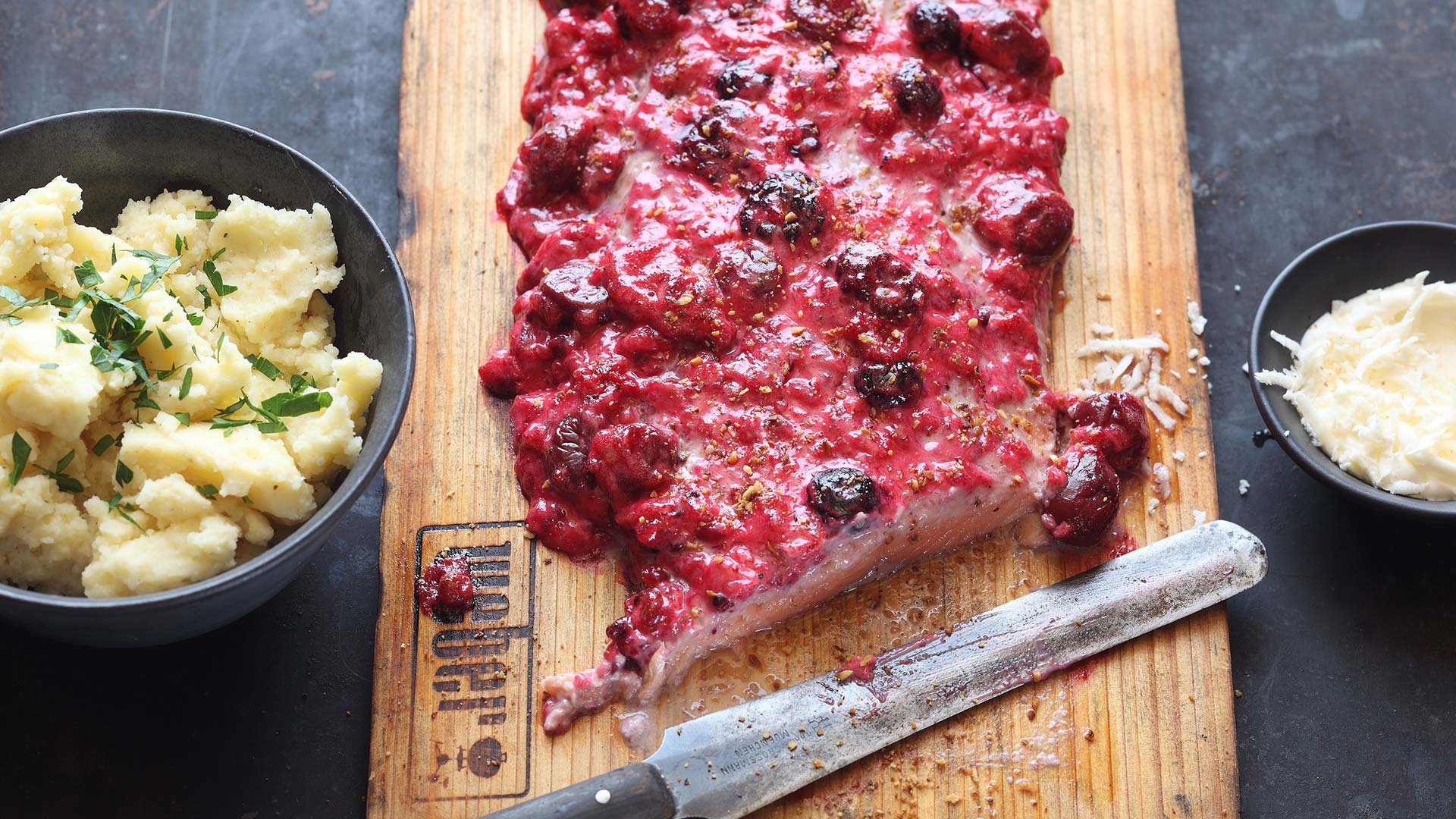  Lachsfilet vom Zedernholzbrett, garniert mit einer Waldbeeren-Glasur &ndash; dazu Kren-Creme und Grill-Erd&auml;pfel-P&uuml;rree


