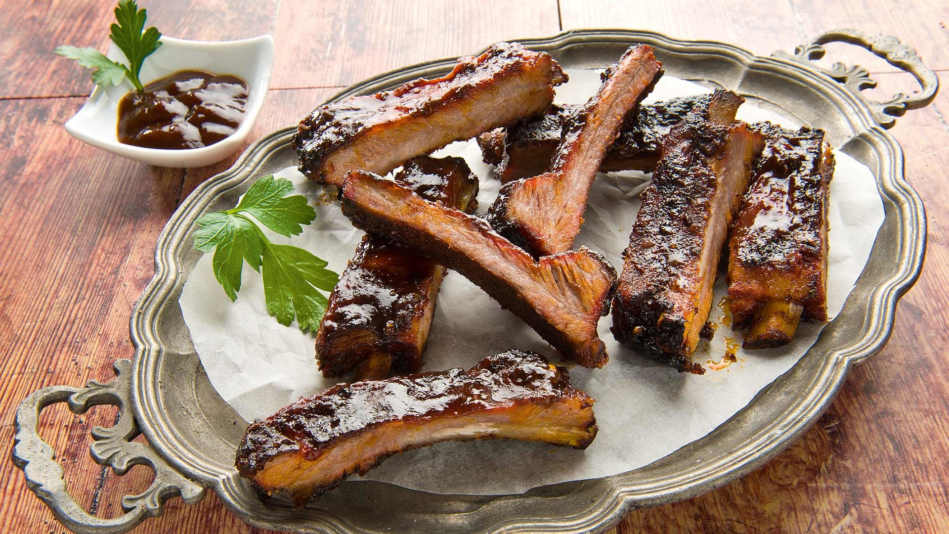 Spareribs mit Ananas-Whisky-Mop und BBQ-Glasur, im Hickory-Rauch gegrillt