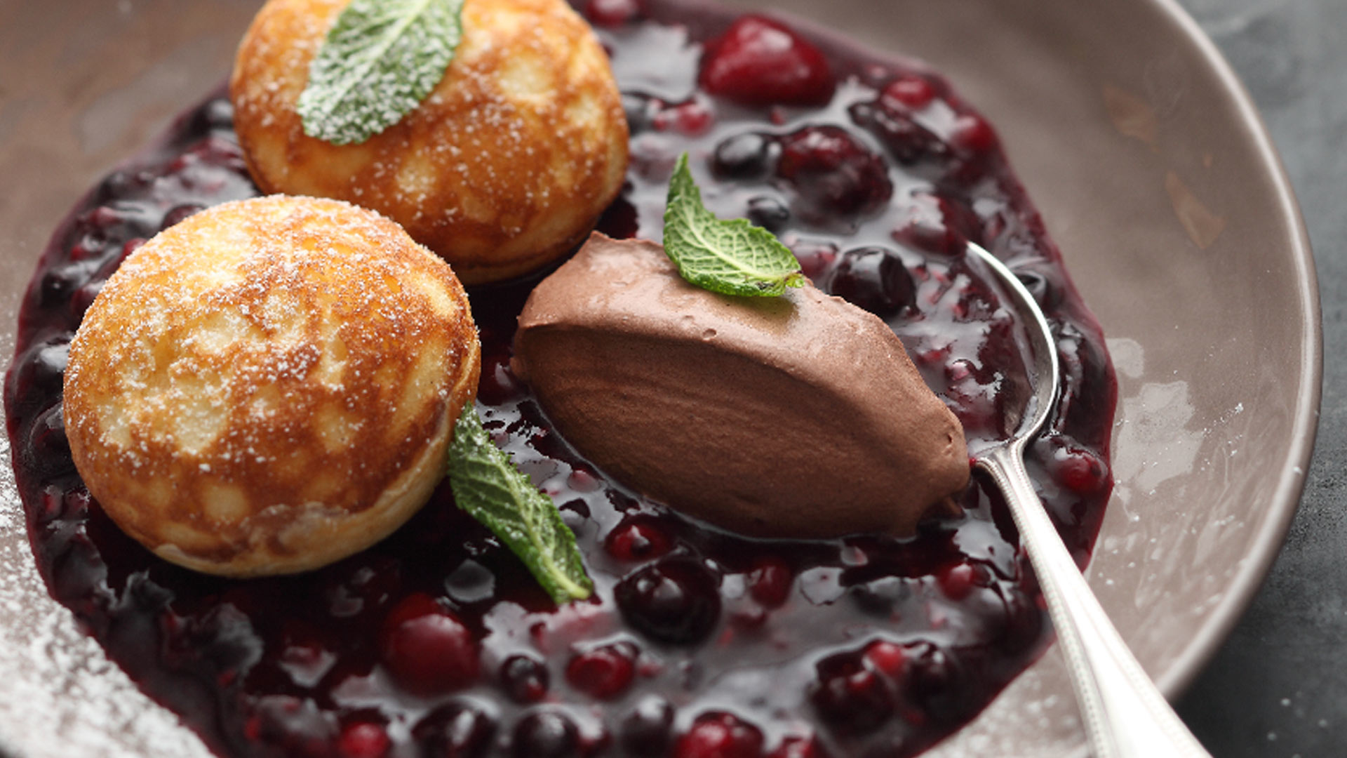 Dänemark - Ebelskiver auf Waldbeerengrütze mit Schokoladensahne