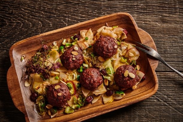  Wildpralinen vom Zedernholzbrett mit Apfel-Lauchsalat

