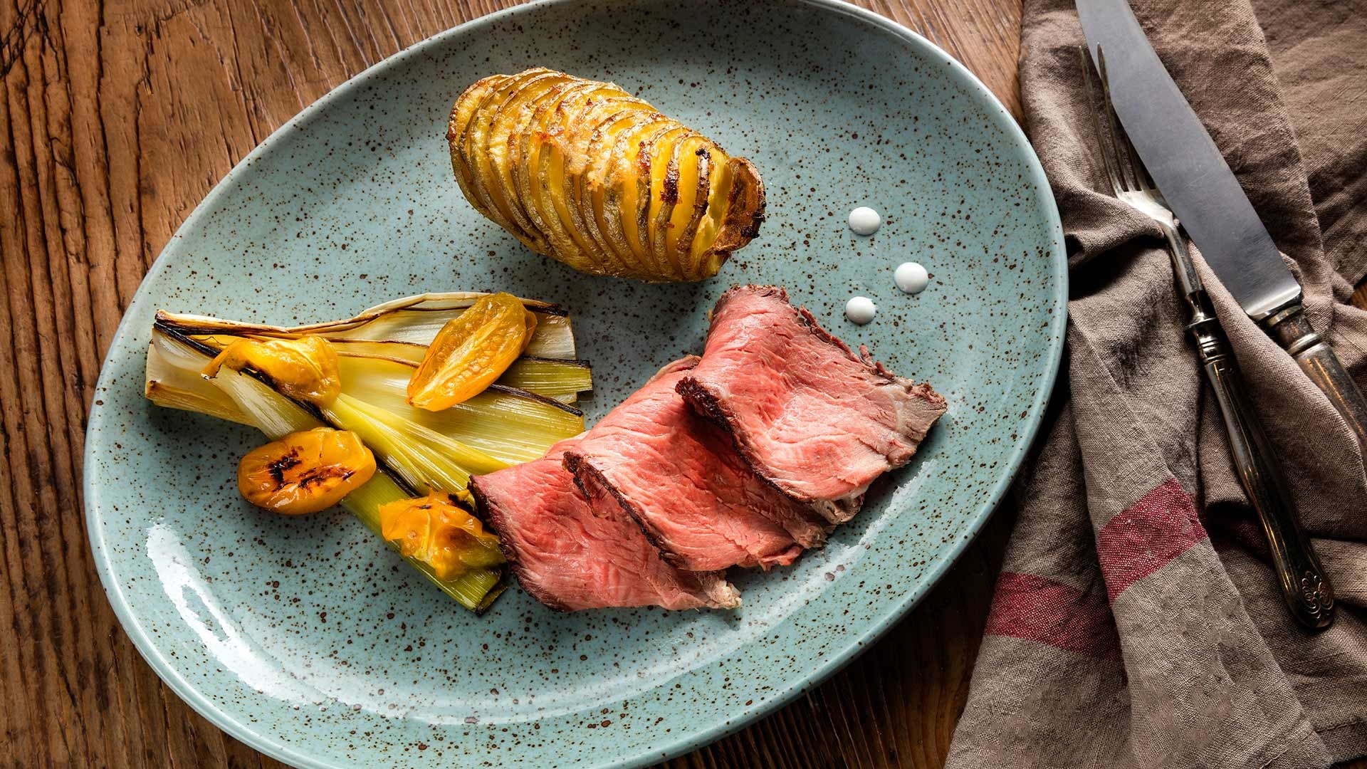  Flanksteak mit F&auml;cherkartoffeln, gegrilltem Lauchgem&uuml;se und Alabama White Sauce 


