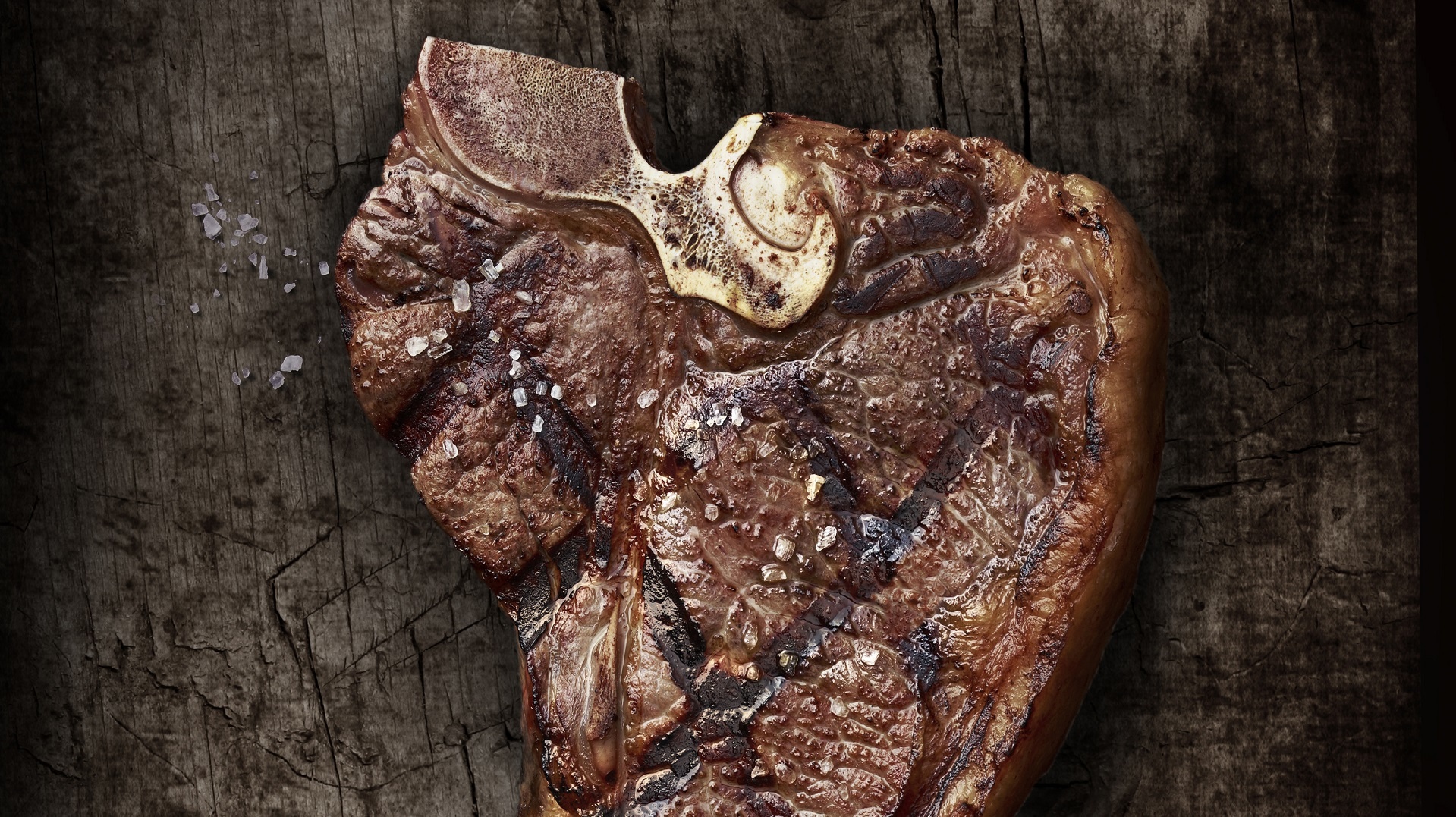  Saftig gegrilltes Steak am Knochen mit BBQ-Kartoffeln 


