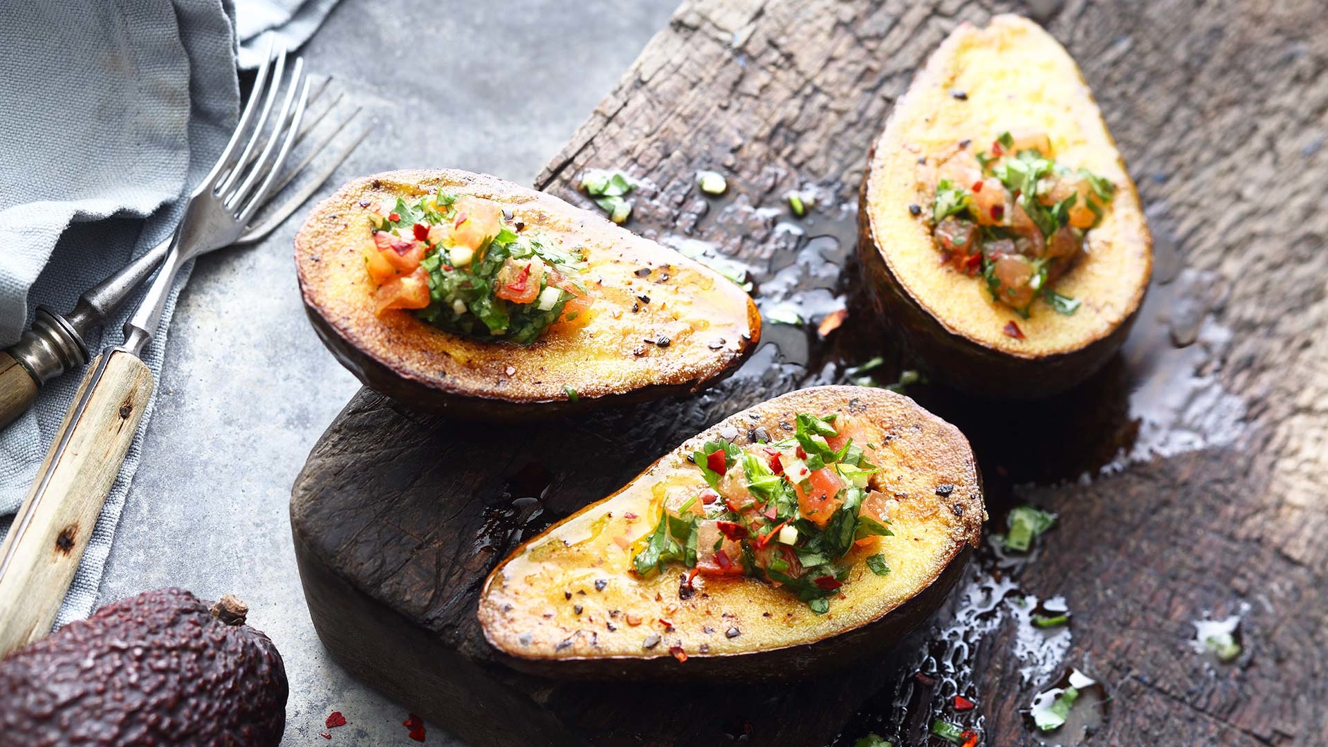  Aus dem Veggie-Grillkurs - 
Avocado von der Plancha mit Koriander-Tomaten-Gremolata


