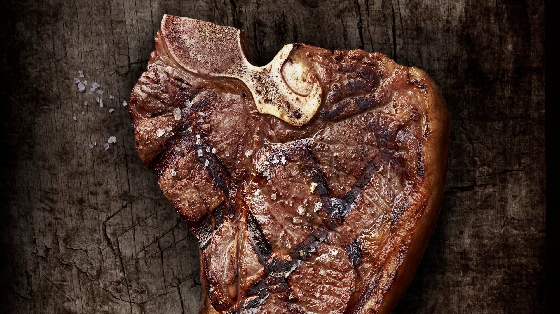  Saftig gegrilltes Steak am Knochen mit BBQ-Kartoffeln 


