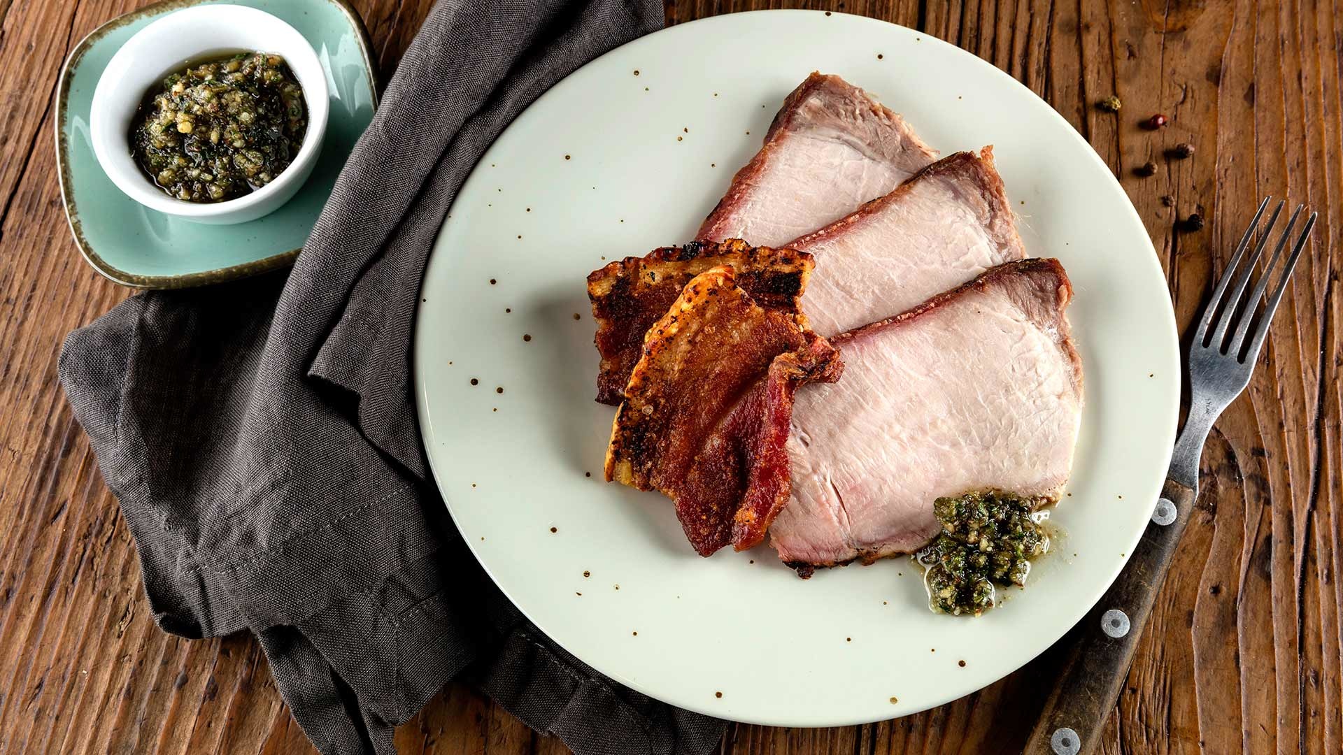  T-Bone Steak vom Duroc Schwein an Speckscheiben mit Haselnuss-Chimichurri


