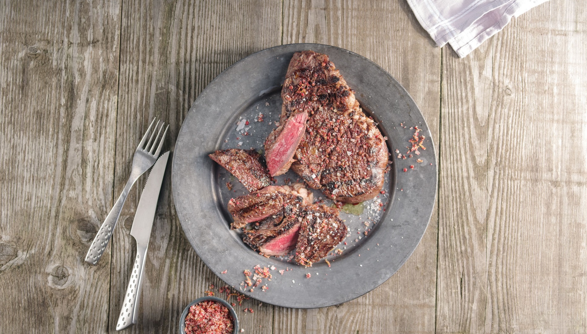  Ribeye-Steak, garniert mit Vermouth und rosa Pfeffer 

