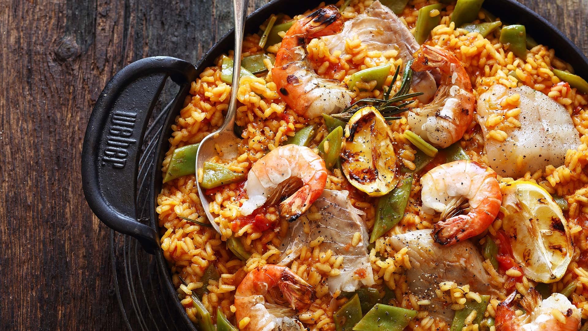 Paella &bdquo;Pescador&ldquo; verfeinert mit Safran, dazu Riesengarnelen und Fischfilet

