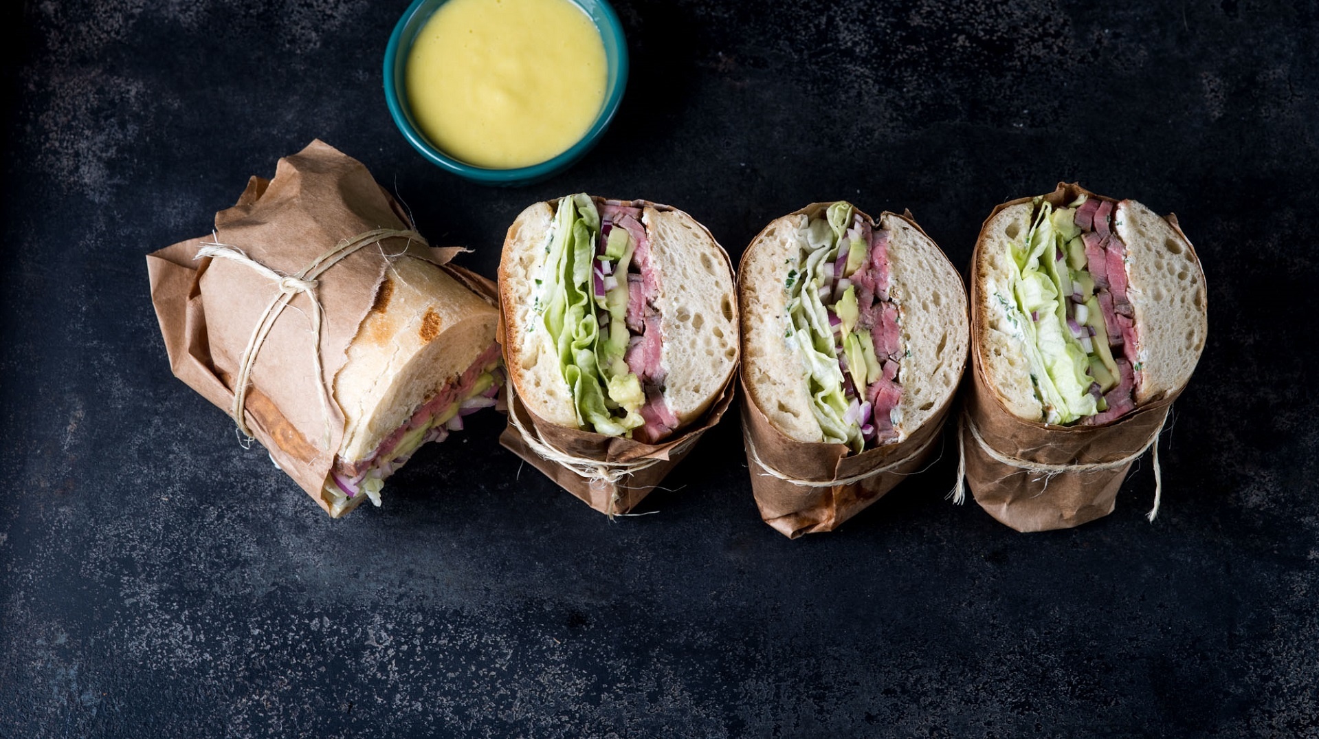  Flanksteak-Sandwich mit einer Kombination aus feuriger Jalapeño-Mayonnaise und fruchtiger Mango-Sauce


