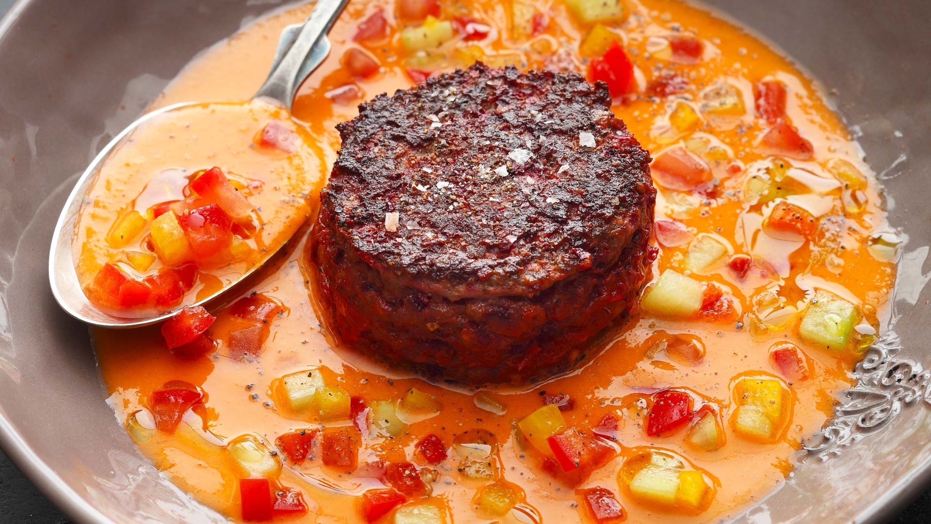  Gegrilltes Tatar aus der H&uuml;fte mit roter Beete und ger&auml;uchertem Gazpacho



