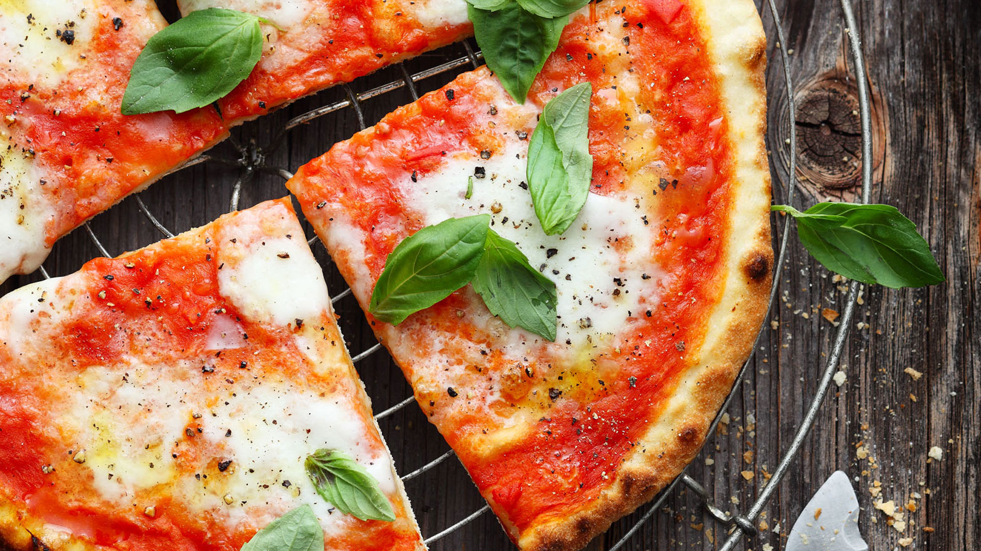 Italien - Pizza wie aus Neapel mit Büffel-Mozarella und Basilikum


