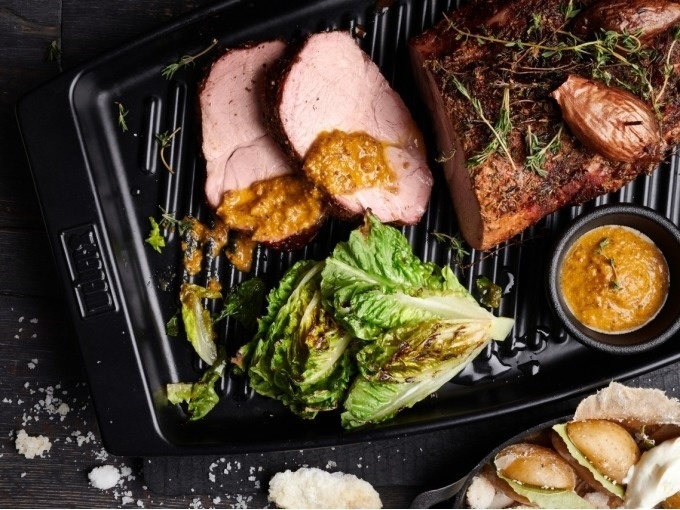  Schweinehalsbraten mit Koblauch-Kr&auml;uter-BBQ-Rub, dazu Bier-Senf-Sauce, Drillinge aus der Salzkruste und gegrillte Romana-Salatherzen

