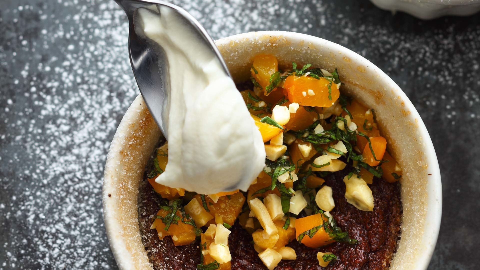 Lauwarmer Valrhona-Chocolate Soft-Cake an Pfirsichragout und American-Whisky-Sahne