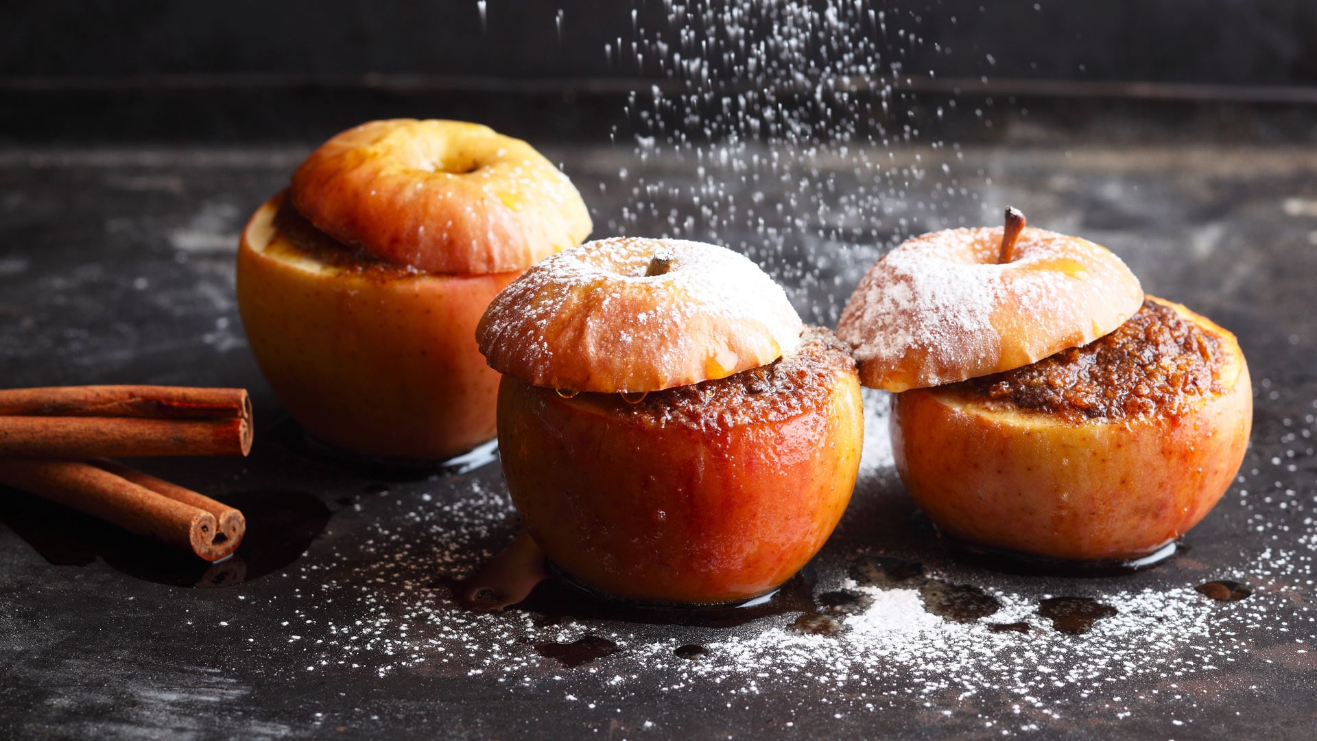 Bratapfel mit Pfiff &ndash; grilliert mit einer F&uuml;llung aus Schokolade, Knusperflakes, Chili, Haseln&uuml;ssen und Calvados und mit einer wei&szlig;en Zimt-Schokoladensauce serviert
