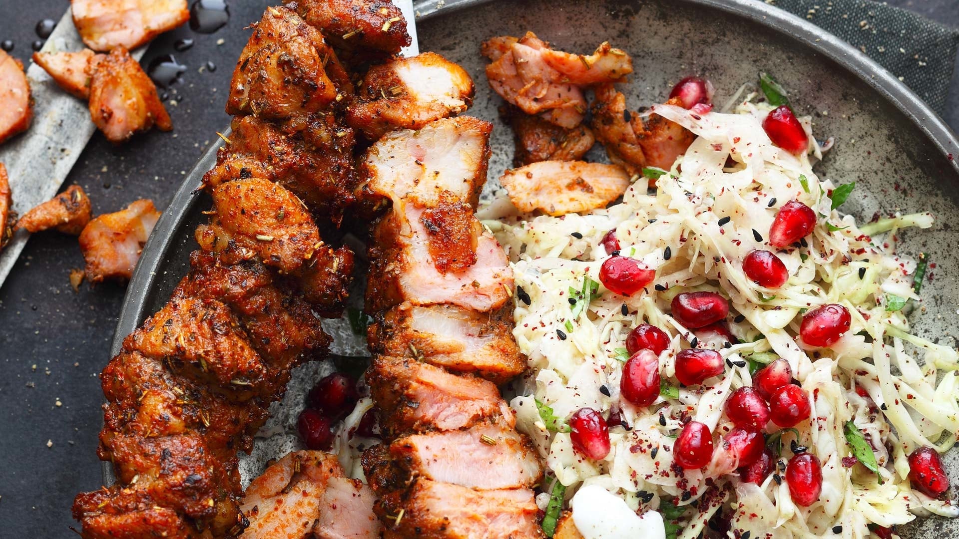  Iskender Kebab vom Duroc-Schwein auf osmanischem Krautsalat mit Granatapfelkernen, Sumach und Oliven&ouml;l

