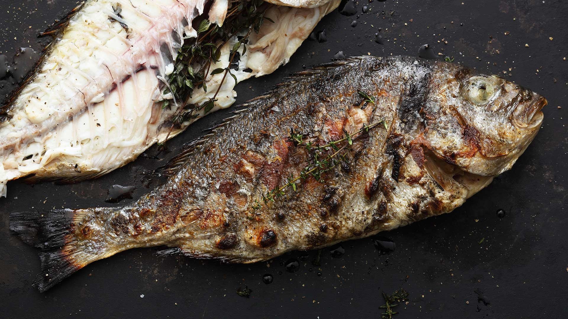  Ganze Dorade mit Zitronen-Petersilien-&Ouml;l &ndash; anschlie&szlig;end filetiert


